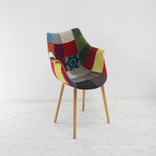Silla de madera de alta calidad con asiento de tela suave colorido